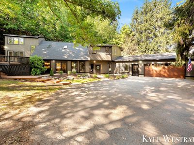 6093 Ridgeview Dr