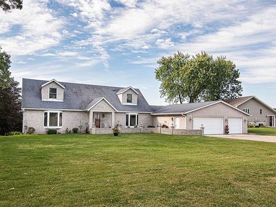 Property at 6 Lake View Dr, East Dubuque, IL