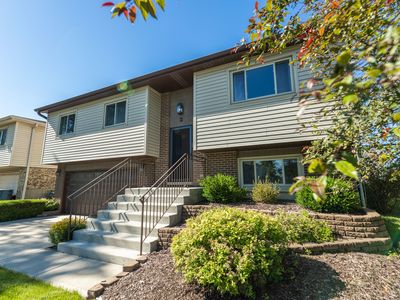 Property at 2 Oakwood Dr, Elk Grove Village, IL