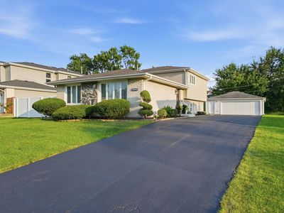Property at 8053 W 88th St, Hickory Hills, IL
