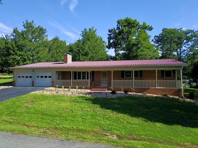 395 Shady Sq