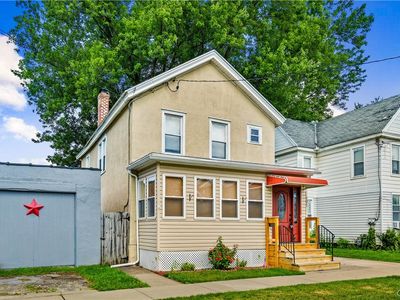 121 1st St