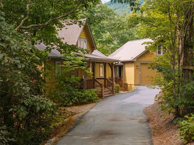 835 Toxaway Drive