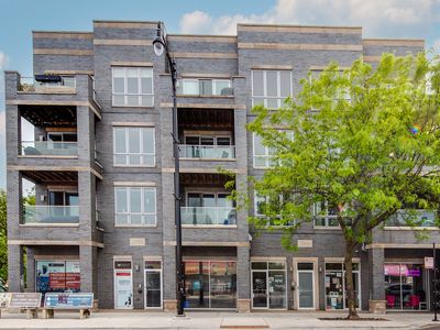 2860 N Milwaukee Ave APT 2S