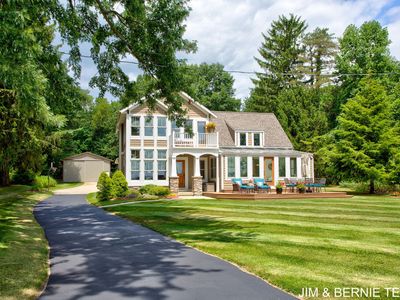 3235 Lakeview Dr