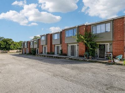 1221 W Hopkins #2
