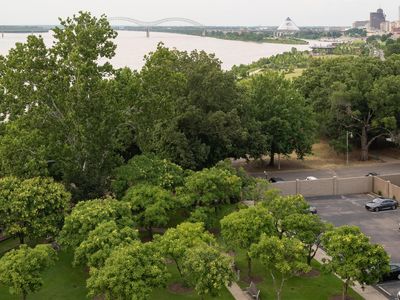 Property at 655 Riverside Dr APT 801, Memphis, TN