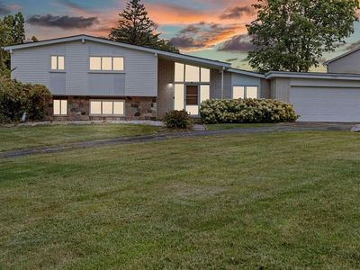 5590 Pembury Ln