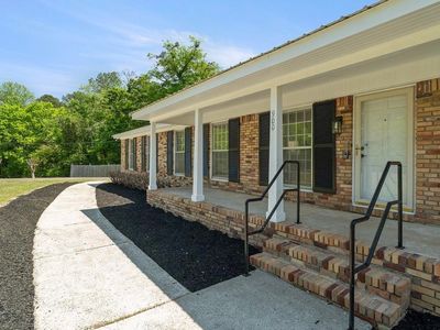 900 Larkwood Dr NE