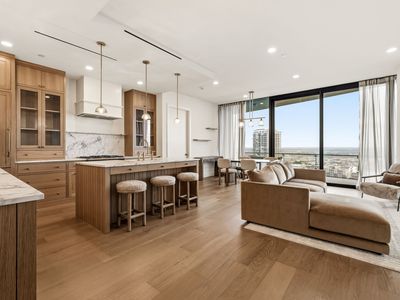 3130 N Harwood St APT 1702