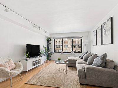 220 E 57th St APT 17G