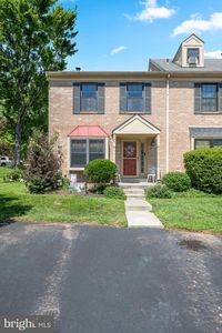 555 Canterbury Rd W