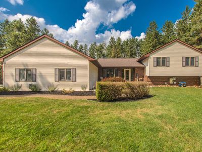 Property at 12575 Green Tree Trl, South Lyon, MI