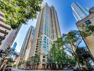 25 E Superior St APT 1703