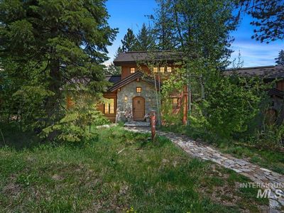 7 Rock Creek Ct