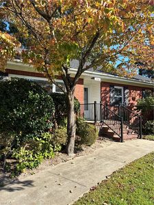 240 E McGinnis Cir