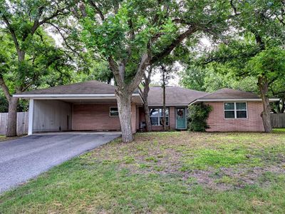 Property at 725 S Market St, Flatonia, TX