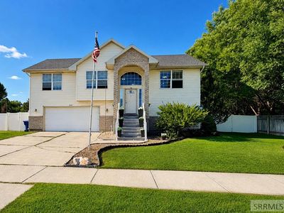 3537 E Hyrum Dr