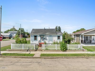 820 4th St W