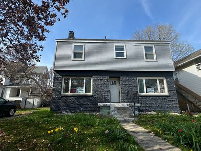 212 W John St