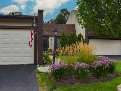 Property at 8 Westwood Dr, Indian Head Park, IL