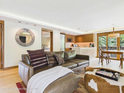 400 W Hopkins Ave #6/7