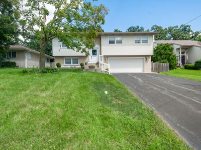 706 Greenbriar Ln
