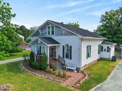 105 Roberts St