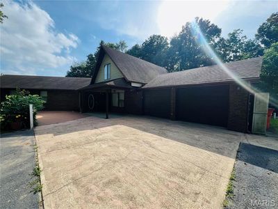 138 W Schumacher Ave