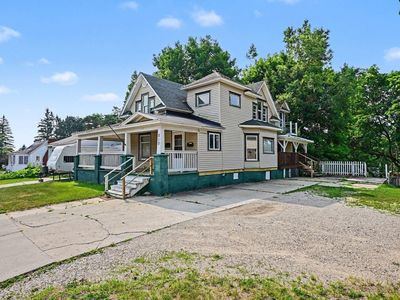 810 E Division St