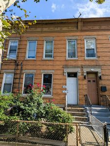 398 Woodlawn Ave