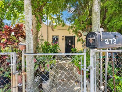 272 NW 37th St
