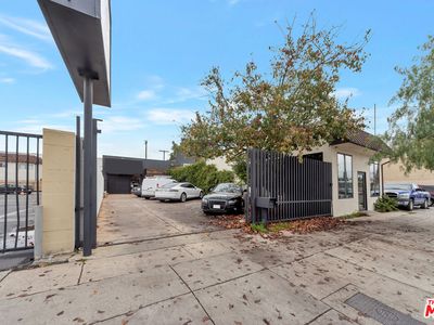 10835 Magnolia Blvd