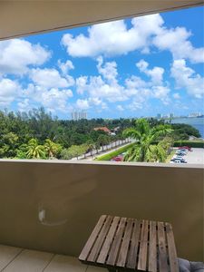 880 NE 69th St APT 6R