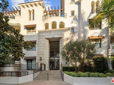 122 N Clark Dr APT 302