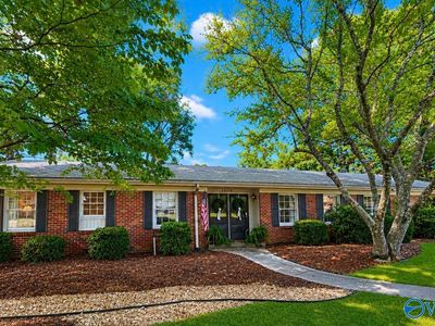 2406 Greenwood Dr SE