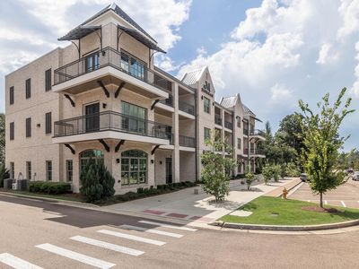 201-906 N Lamar Blvd