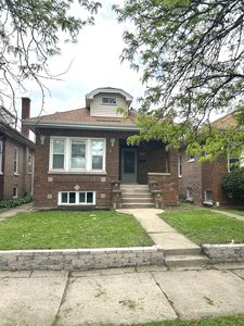 2426 N Neva Ave
