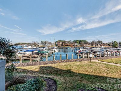 18695 Vineyard Point Ln