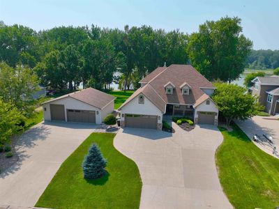 707 Lakeshore Dr