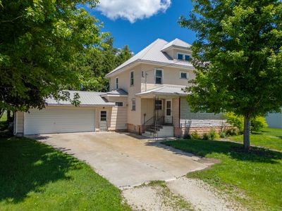 Property at 2438 Oakland Ave, Readlyn, IA