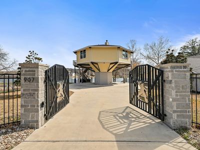 907 Lakeshore Dr