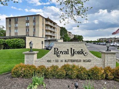 110 W Butterfield Rd APT 302S