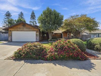 2149 W Della Avenue