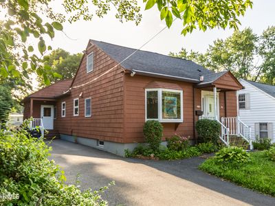 28 Adelaide Ave