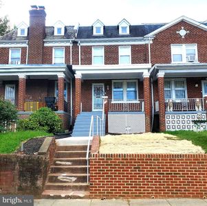 302 Emerson St NW
