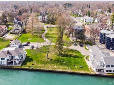 1516 Saint Clair River Dr