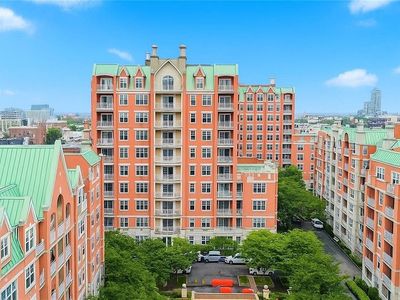 60 Oceana Dr W APT 8B