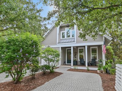 8 Half Moon Ln