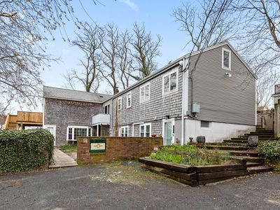 23 Harry Kemp Way APT A